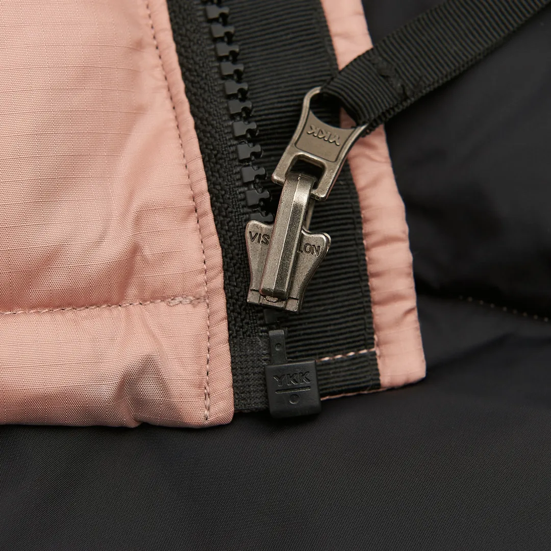 Style No.: Y 85 💰P245 [North Face Vest] The North Face｜North Face Nuptse 1996 Classic Down Vest/North Face Vest [Pink] ❶The embroidery uses imported Tajima embroidery ten thousand needle embroidery, using imported No. 7 needles and Japanese Queen embroidery thread to ensure that each word is full of work and has a clear three-dimensional sense. ❷Filled with national standard 90 goose down, it has better thermal insulation performance, is not lightweight, and has good fluff recovery after compression! ❸Original custom-made 40D plaid four-level waterproof fabric. The inner liner is made of 40T high-density gallbladder to prevent lint and ensure the feel and bulk. The inner lining is made of nylon double-layer sealing design, which will not cause any lint. The adjustable hem with built-in drawstring buckle can prevent wind and cold! ❹The zipper is customized by YKK Yoshida, with clear engraving and perfect smooth texture. ❺Accessories and buttons are made of the same copper core spring as the original [non-commercial iron core spring] Sizes: XS S M L XL XXL Color: White Violent Orange Navy Blue Black Red Yellow Pink Metallic Gray Burgundy Green Montreal Blue Matcha Green Sky Blue Wheat